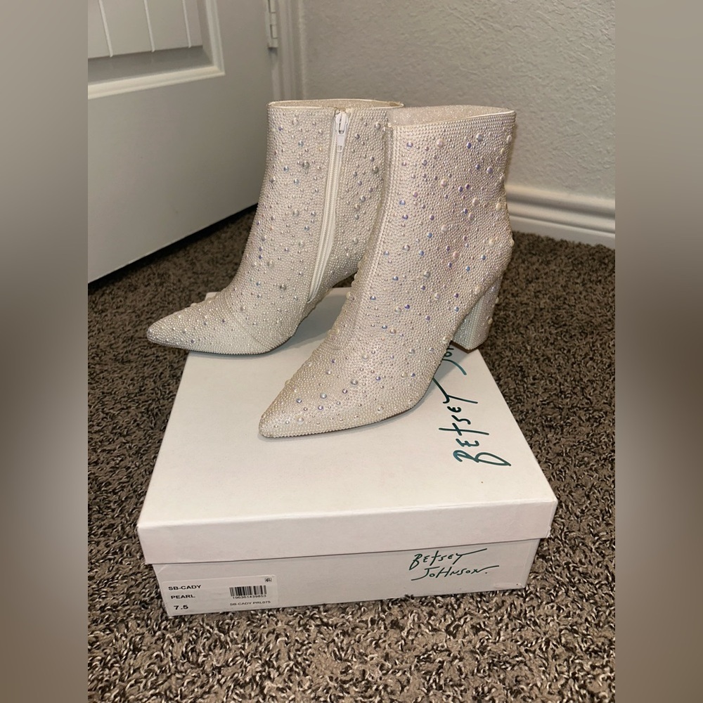 NIB Betsey Johnson Cady Pearl Booties SZ 7.5